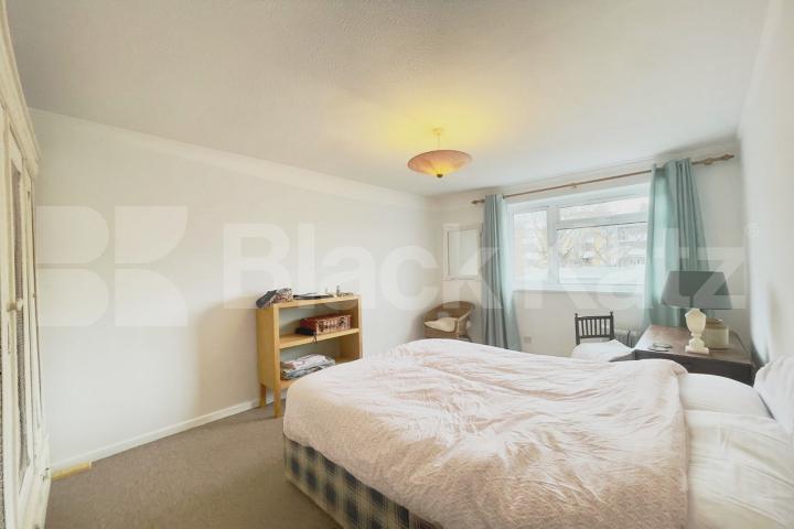 Beautiful apartment in SW12 with Off-Street Parking Weir Road , Clapham South/Balham